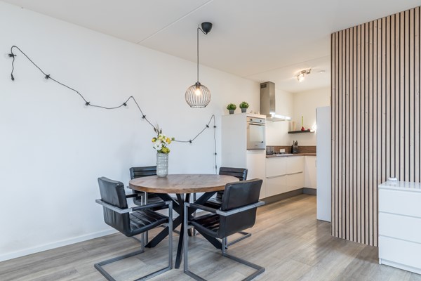 Foto - Te koop: Op goede en in geliefde woonwijk in Voerendaal gelegen halfvrijstaande bovenwoning (type B3 maisonnette), met o.a. dakterras, separate berging op de begane grond en eigen parkeerplaats. 